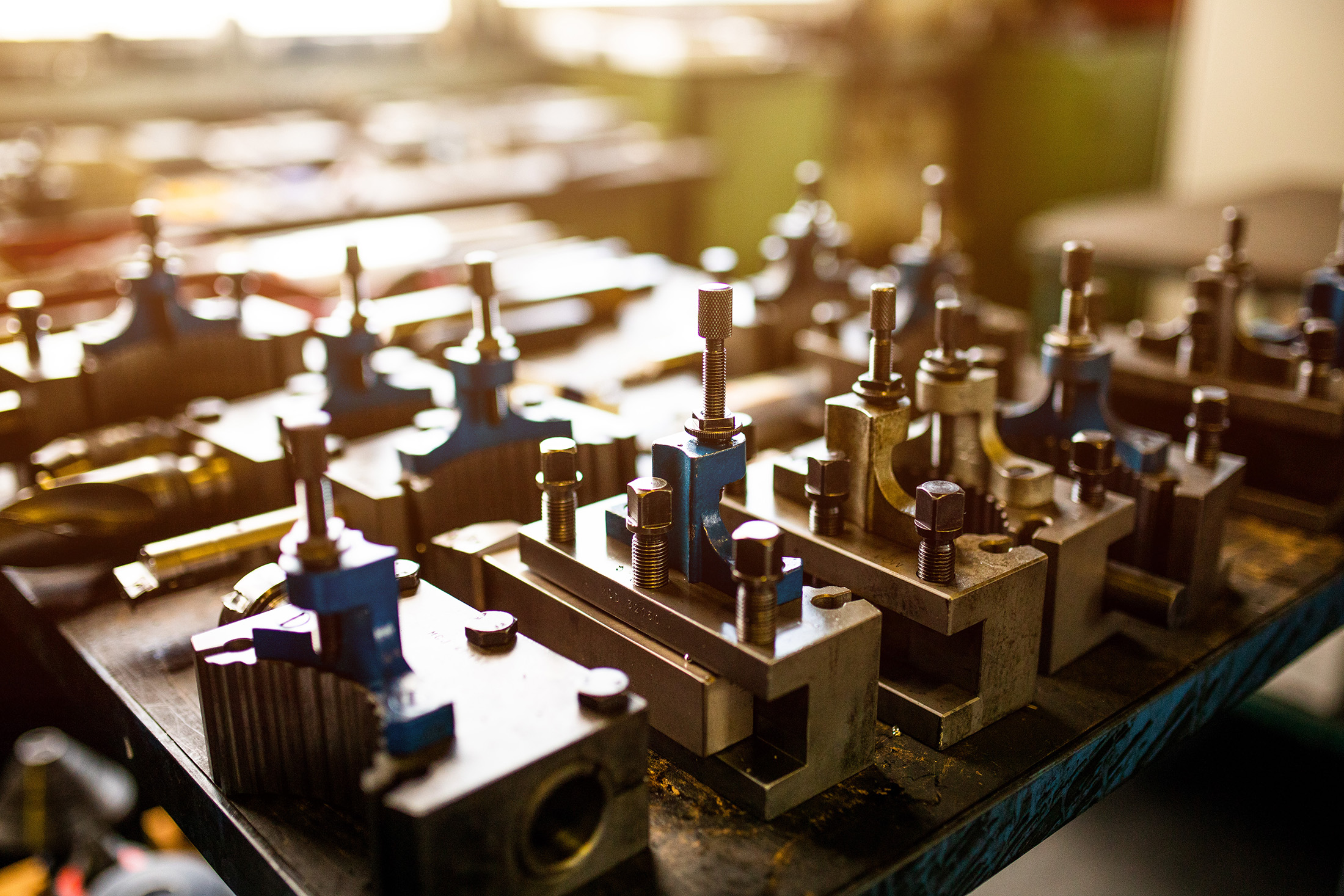 Metallteile mit Muttern und Schrauben